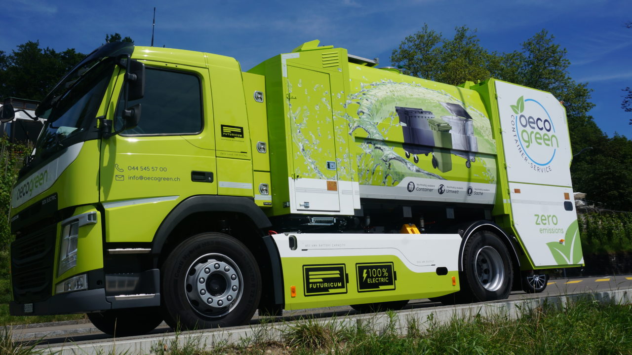 E-LKW mit blauem Himmel
